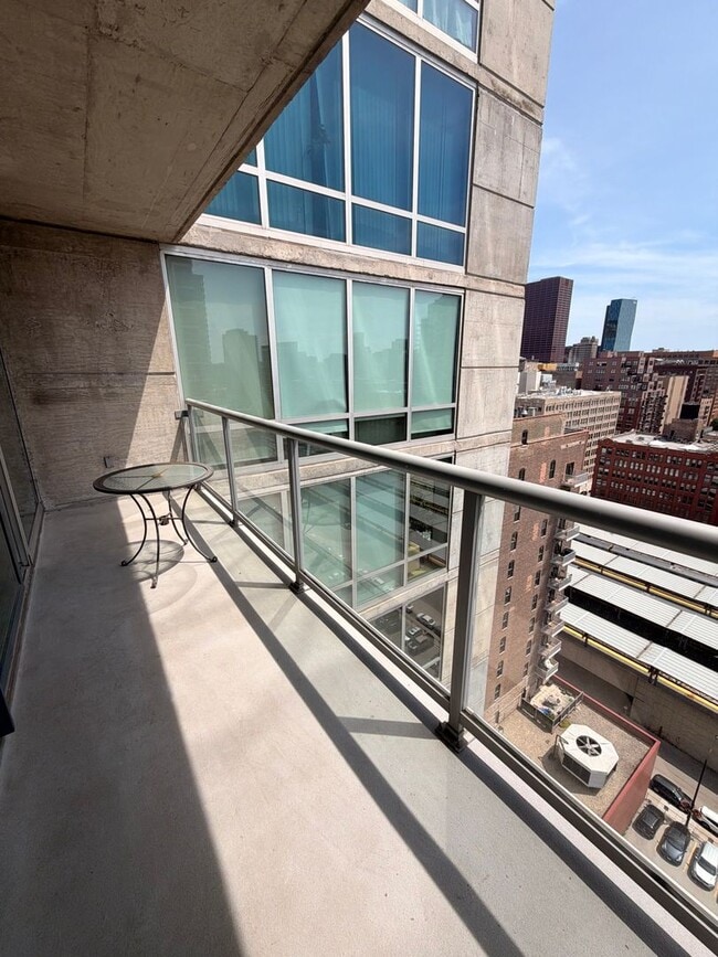 Building Photo - 611 S Wells St