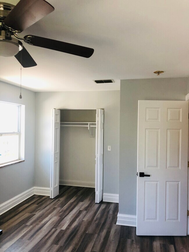 Building Photo - 109 18th Ave S