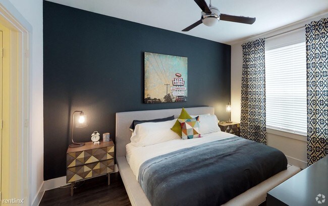 Foto del edificio - 1 br, 1 bath Apartment - 902 W 8th St 323