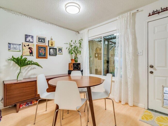 Foto del edificio - 1607 Valleyridge Dr