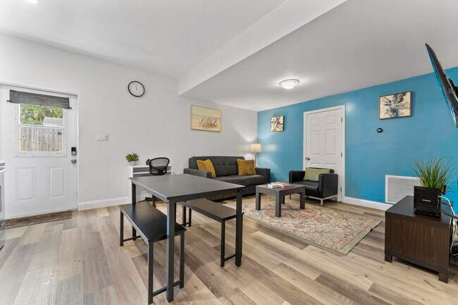 Foto del edificio - 727 Hampton Rd