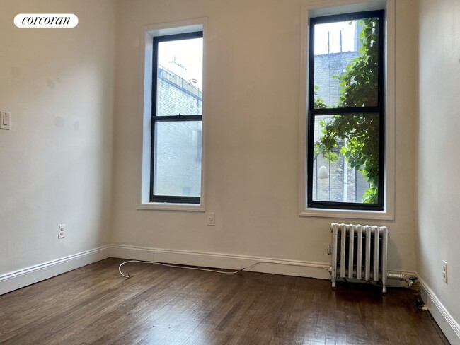 Building Photo - 213 E 4th St