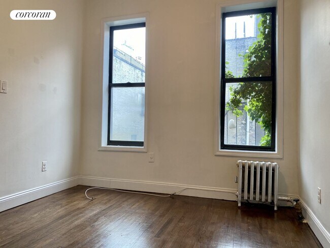 Foto del edificio - 213 E 4th St