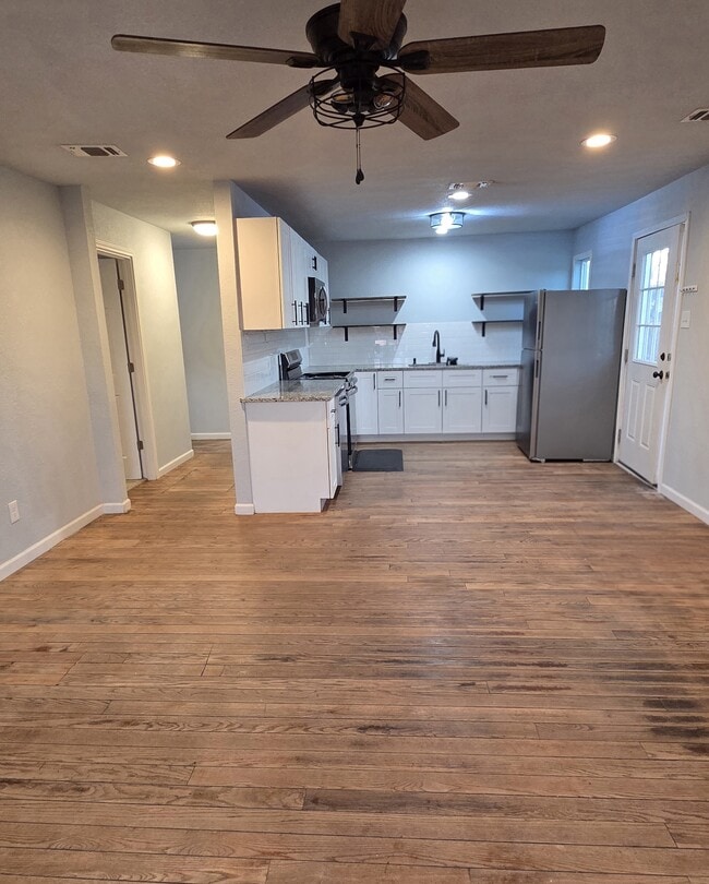 Building Photo - 2001 N Lincoln Ave