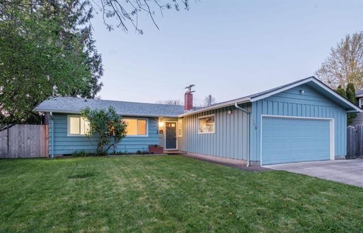 Foto principal - Charming One-Level Home with Private Yard ...