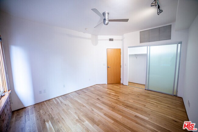 Foto del edificio - 8 Brooks Ave