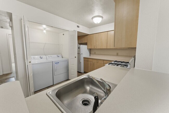 Building Photo - Tall Oaks Apartment Homes