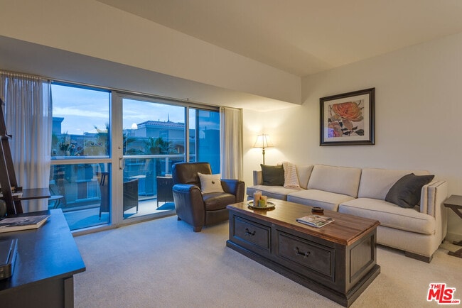 Building Photo - 13700 Marina Pointe Dr