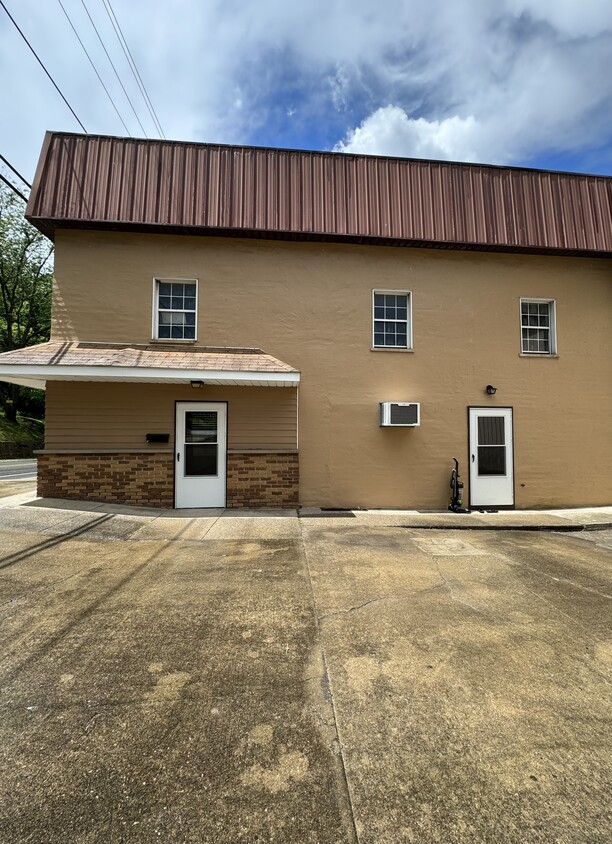 Entrances - 420 W 2nd St