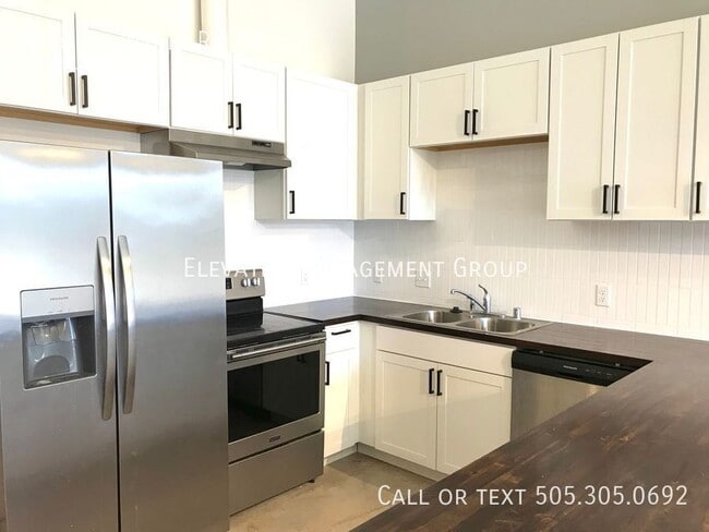 Foto del edificio - 605 Mountain Rd NW