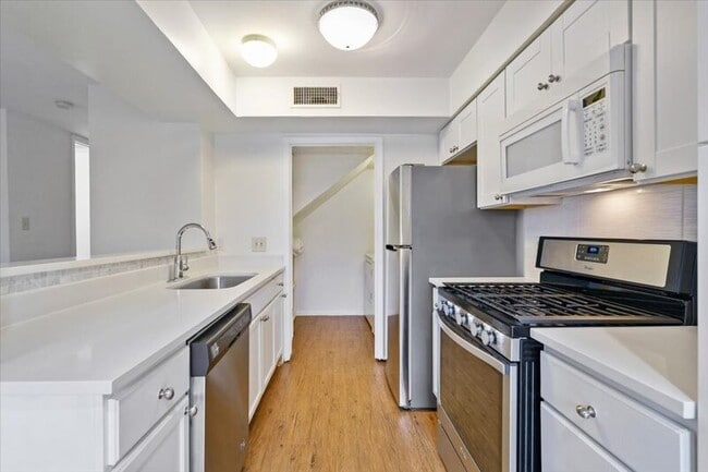 Building Photo - 1313 Southport Dr