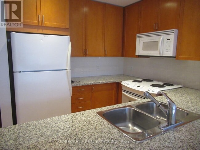 Building Photo - 85 Bloor St E