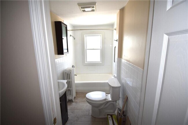 Building Photo - 272 Unit 2 Nahatan St