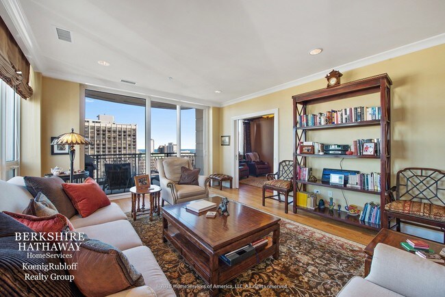 Building Photo - 10 E Delaware Pl