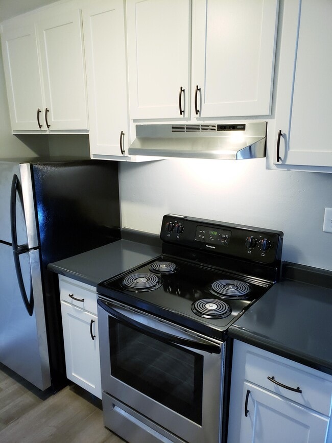 Building Photo - Top Floor Open Concept  Bedroom With  Cour...
