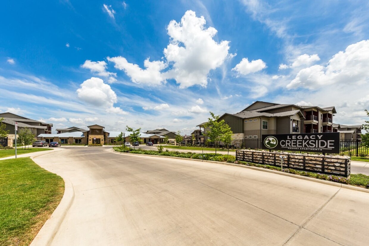 Tres dormitorios y dos baños. Plano de planta espacioso con isla de cocina, rincón comedor, sala de estar con acceso a un patio con armario para almacenaje. 1350 pies cuadrados. - Legacy Creekside Apartments