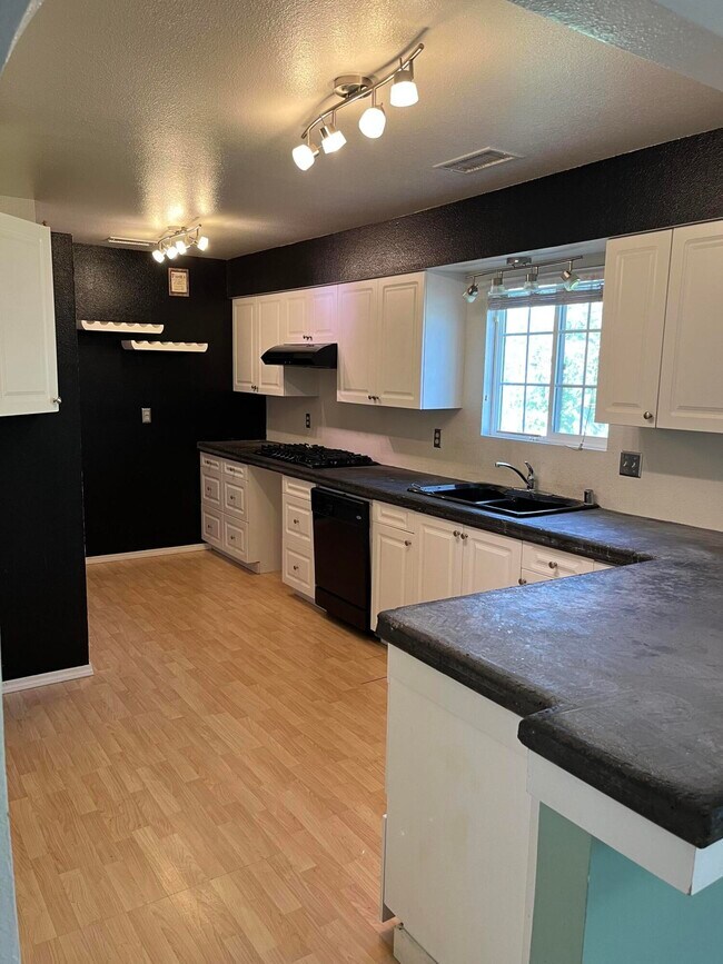 Foto del edificio - 716 Longhorn Rd SE