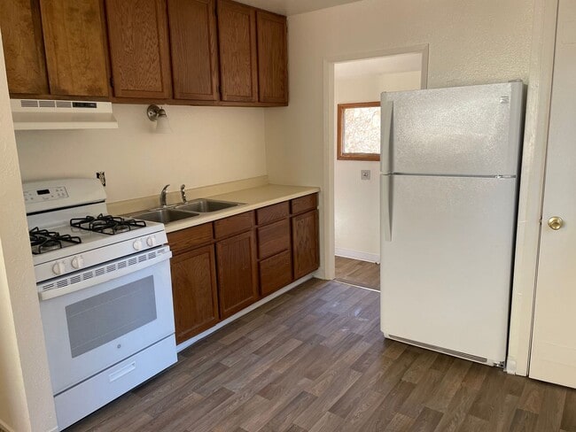 Building Photo - 1049