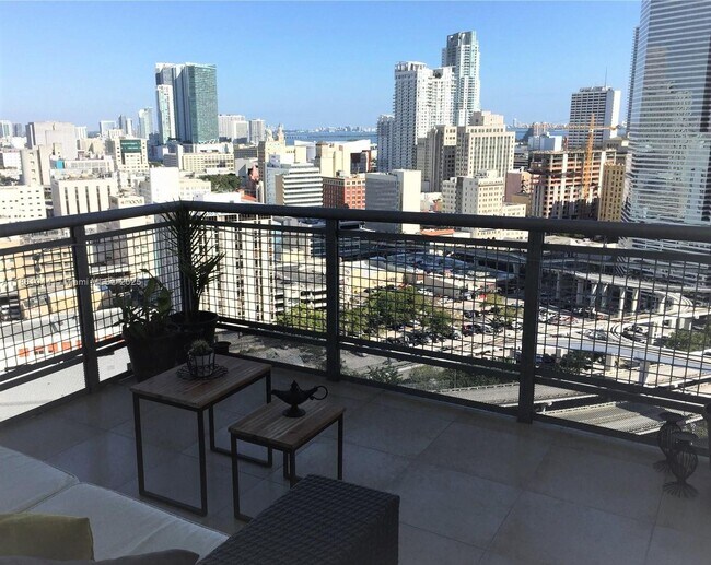 Foto del edificio - 350 S Miami Ave