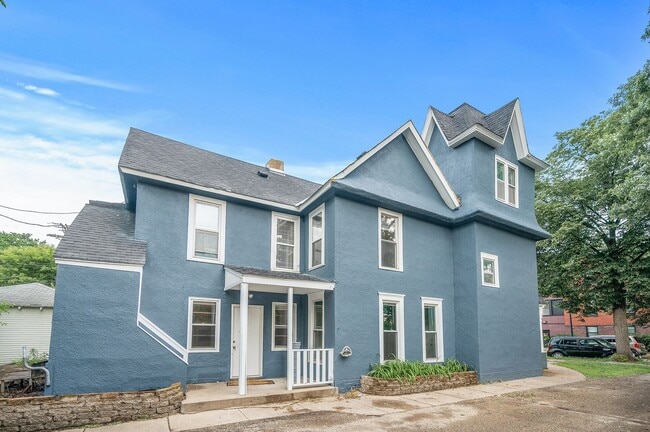 Building Photo - 3BR/1Bath + Office Area Available Sept 12t...