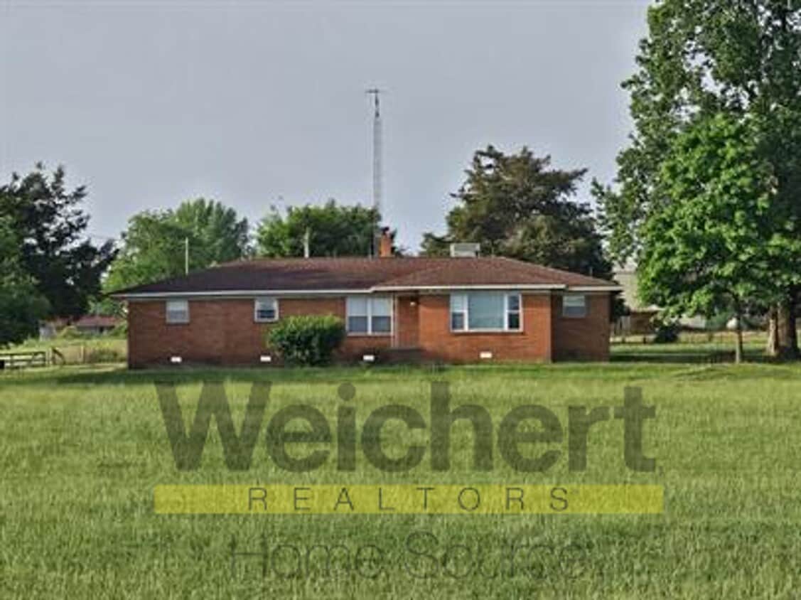 Primary Photo - 4 bedroom, 3 bath country home