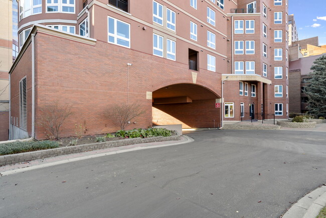 Building Photo - 400-1400 Eau Claire Ave SW