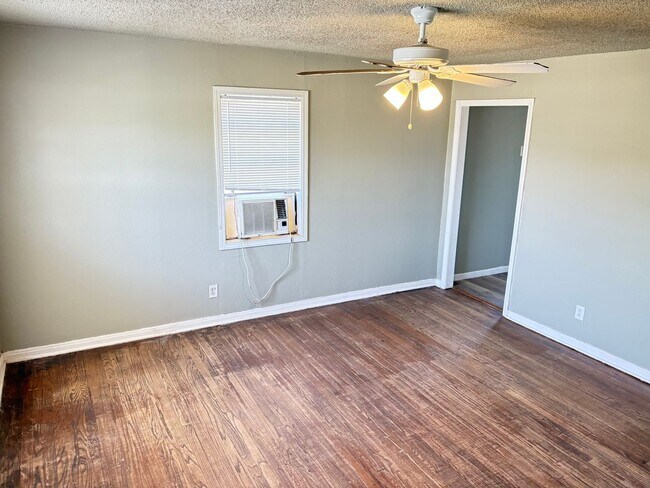 Building Photo - Cute Newly Remodeled!! Available Now! Sect...