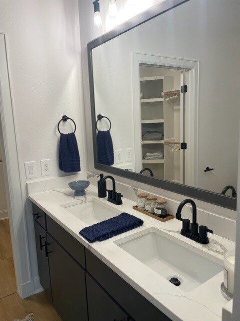 Building Photo - 1755 Cres Plz Dr