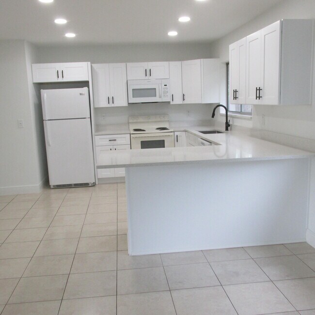 Foto del edificio - 2137 SE Dolphin Rd