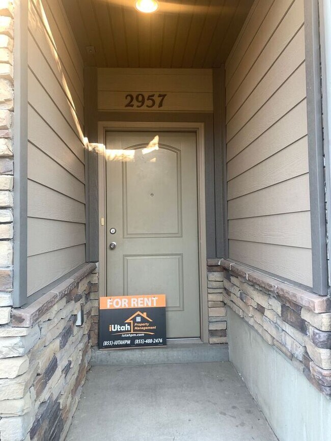 Foto del edificio - 3 bdrm 2 1/2 bth TownHome 2 Car Garage-Dog...