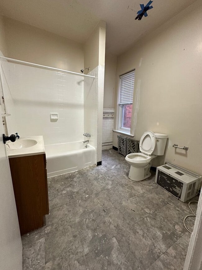Photo - 1306 W Hunting Park Ave (Philadelphia, PA) House