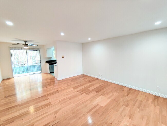 Building Photo - 13138 Moorpark St