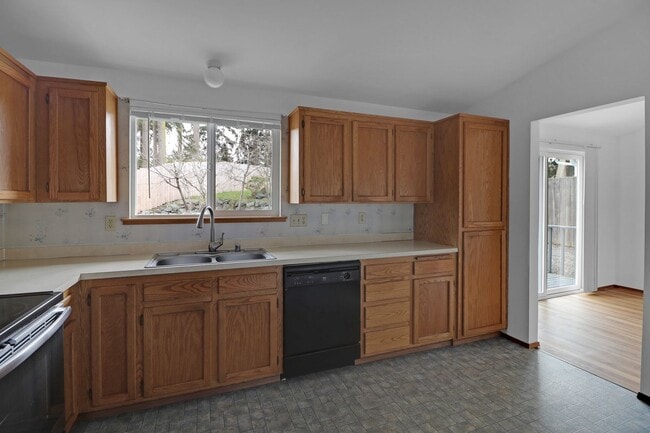 Building Photo - 3 Bed 2.5 Bath - Dog per Approval - Groups - Hillcrest - NAS Whidbey