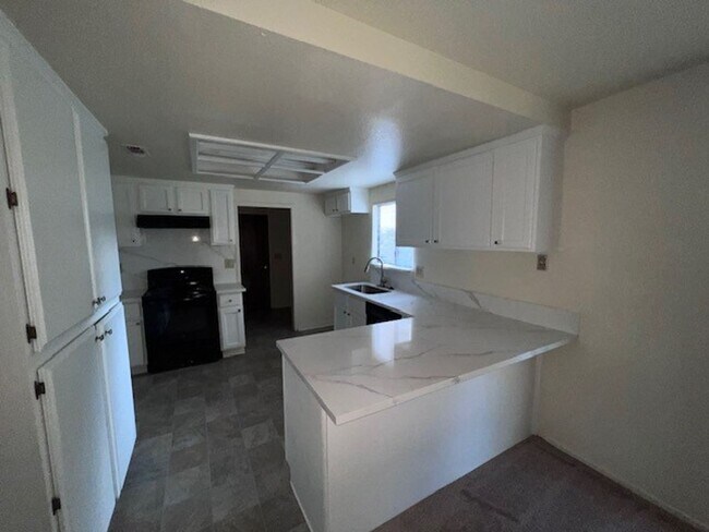 Foto del edificio - Freshly painted home with new carpet. 3 Ca...