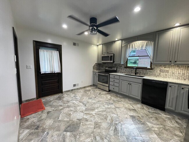 Foto del edificio - Nicely Renovated 2 Bedroom/2  Bath in Bon ...