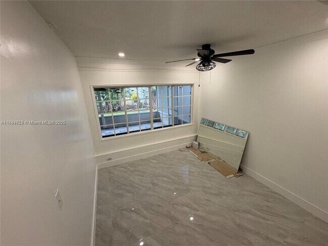 Foto del edificio - 6612 Dahlia Dr