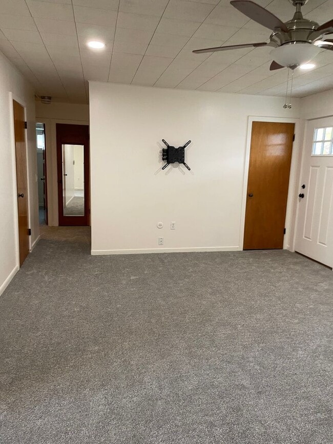 Building Photo - 2 bd., 1 bath with extra bonus finished ba...