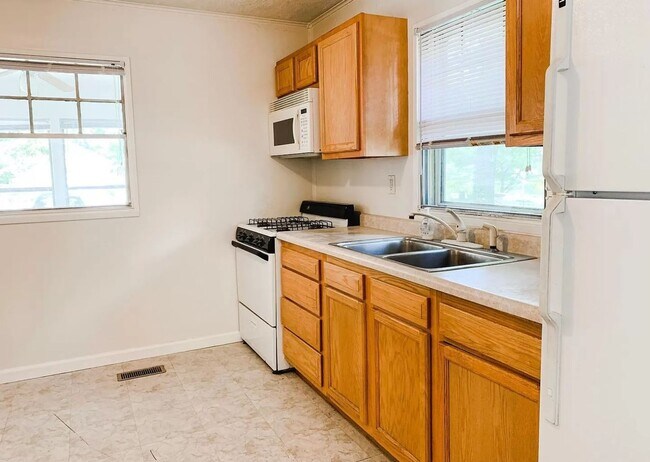 Building Photo - 3 Bedroom Close to Campus!