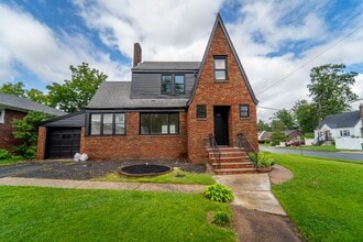 Building Photo - 2215 N Wood Ave