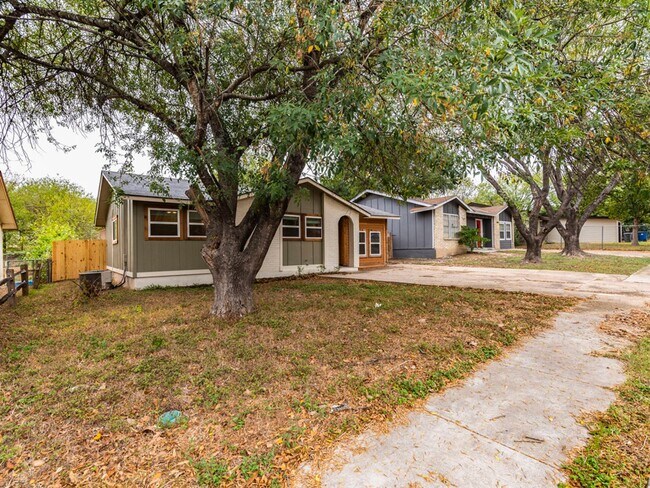 Building Photo - Fully Remodeled 4BR Home in East Austin – Modern Upgrades & Spacious Yard