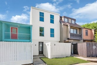 Building Photo - 2022 Lakewood Ct