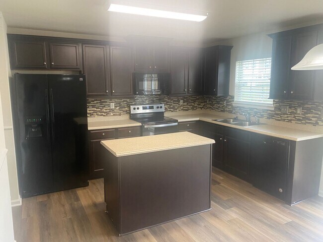 Foto del edificio - Large Four Bedroom Home In North Charlotte