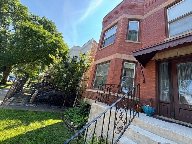 Foto del edificio - 3928 N Albany Ave