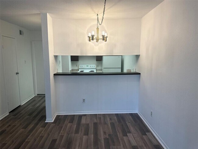 Foto del edificio - 2814 S Bartell Dr