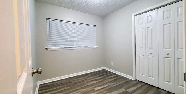 Foto del edificio - 1104 Sebago Ave N