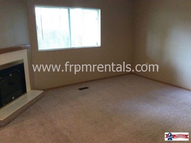 Building Photo - Nice 2 Bed/1 Bath Lower Level Apartment