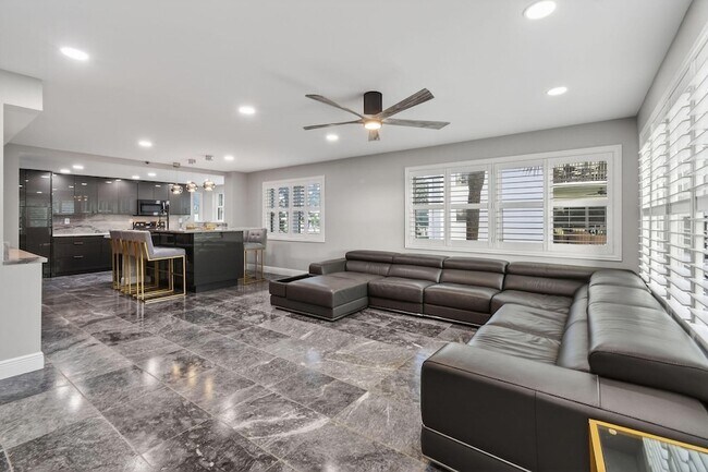 Foto del edificio - 372 Golfview Rd