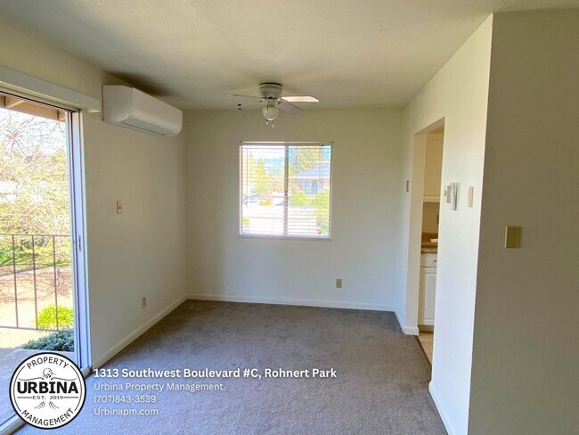 Building Photo - 2 Bedroom Upper Level Condo in Prime Rohne...