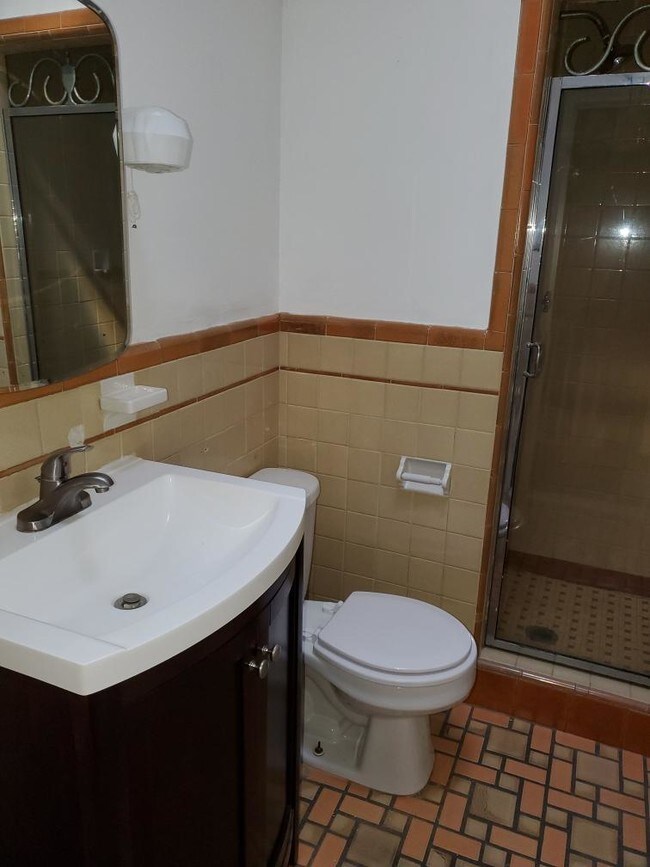 Foto del edificio - 7238 Forrest Ave