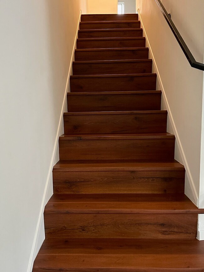 Escalera - 2409 Harriman Ln